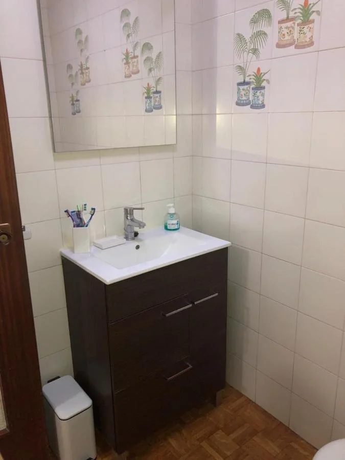 El baño, con el lavabo