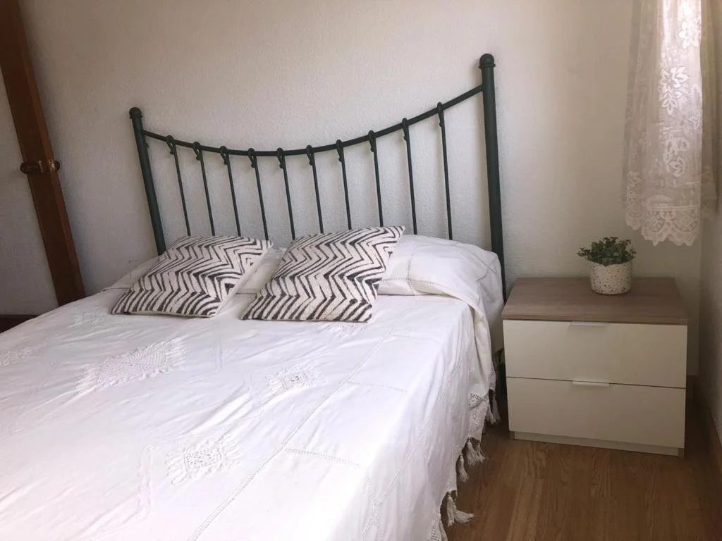 El dormitorio con cama de matrimonio