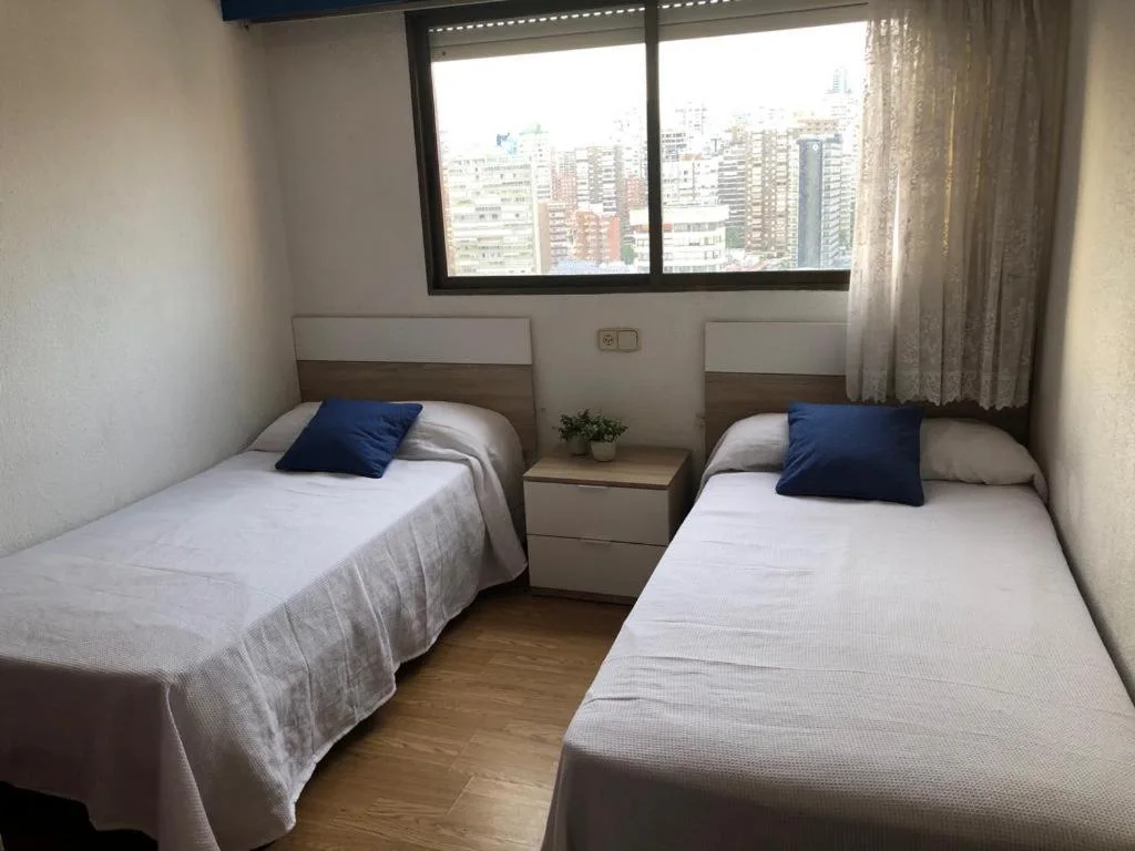 El dormitorio con dos camas individuales