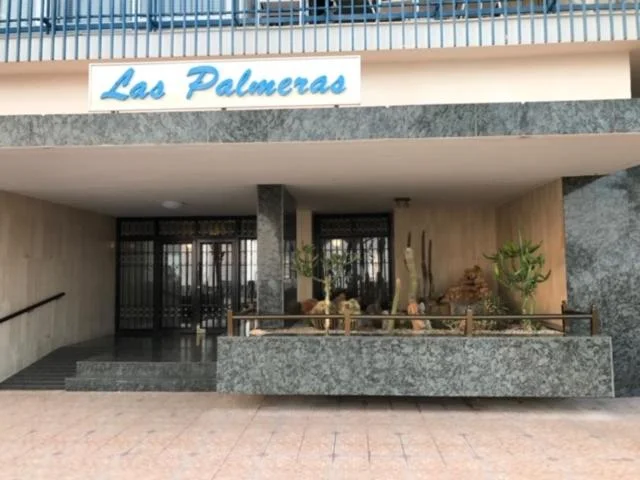 La entrada del edificio Las Palmeras