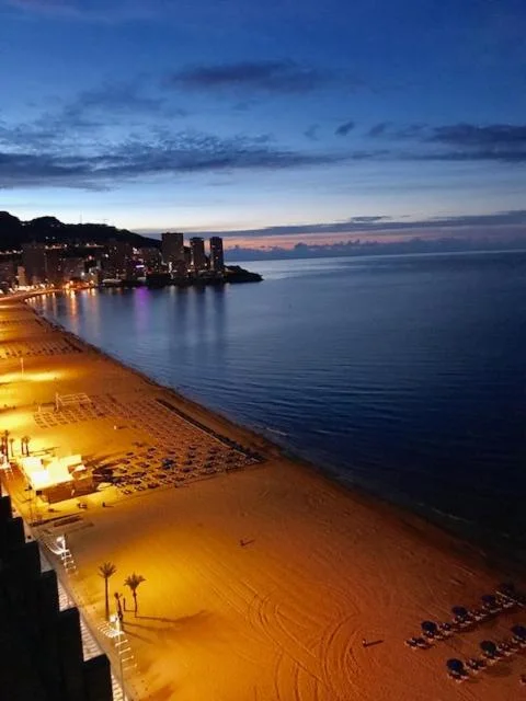 La playa de Levante iluminada de noche