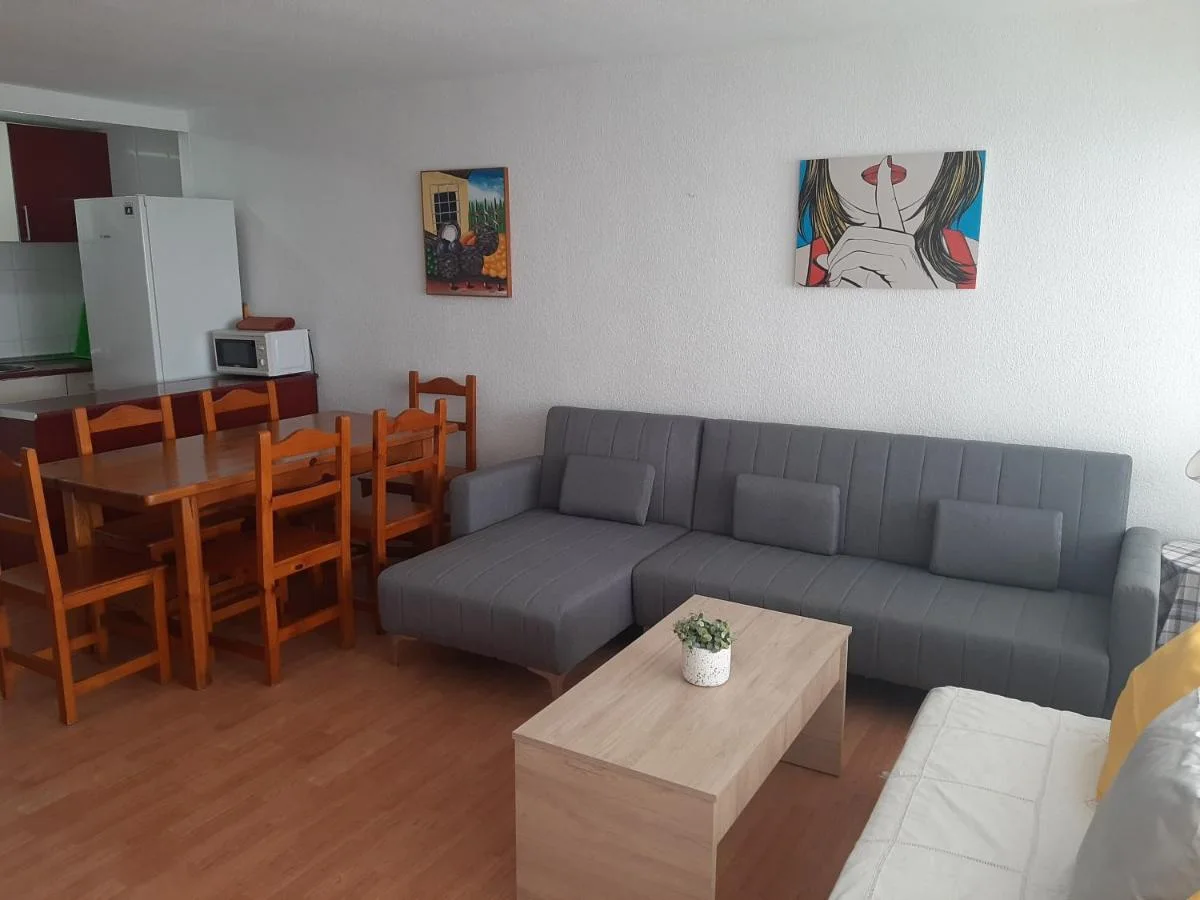 El salón, con sofá y mesa de comedor