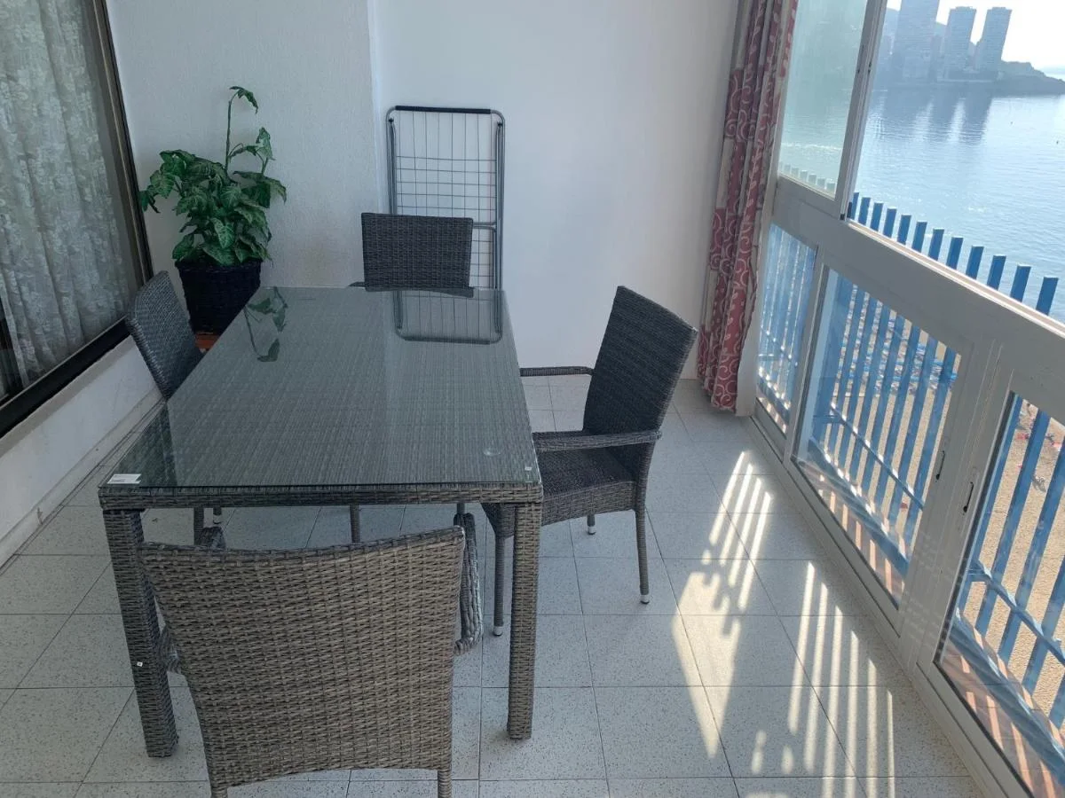 La mesa de la terraza, con el mar delante